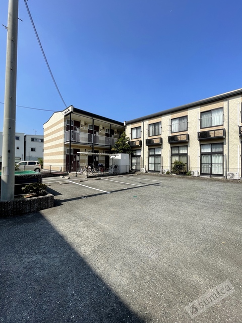 駐車場　広々とした駐車スペース。ハイルーフ車ＯＫ。