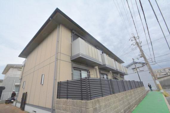 建物外観　閑静な住宅地にある、落ちついた色合いのキレイな建物です。