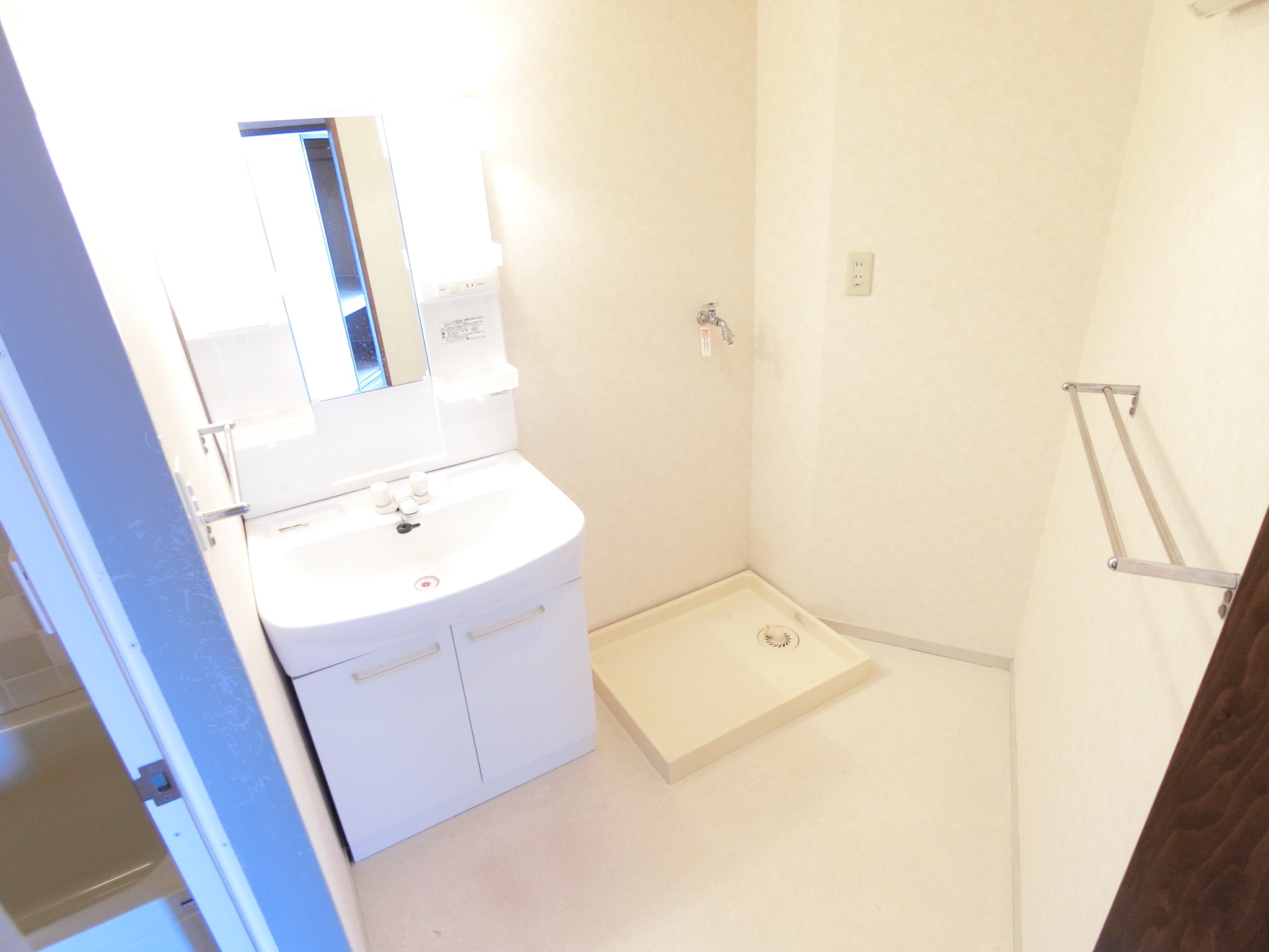 洗面設備　※同物件、別部屋の写真です。