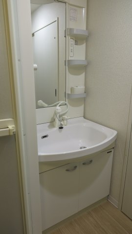 洗面設備　独立洗面台、小物を置くことができて便利です