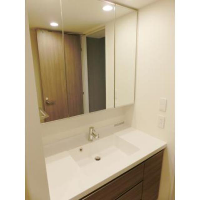 洗面設備　写真は同タイプ住戸です。