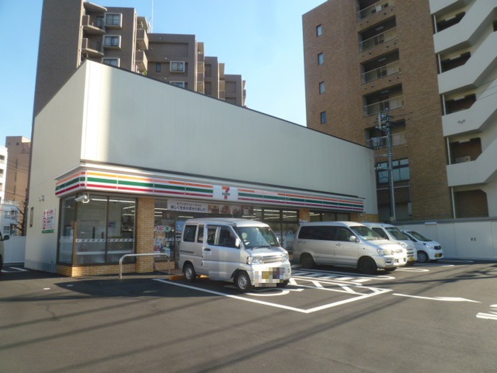コンビニ　セブンイレブン（コンビニ）まで130m