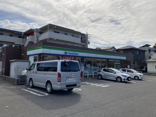 コンビニ　ファミリーマート（コンビニ）まで649m