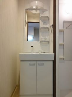 洗面設備　同マンション別タイプの写真掲載。
