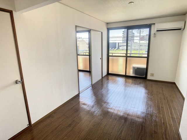 居室・リビング　掲載写真は同型モデルを掲載しており実際のお部屋と仕様等が異な