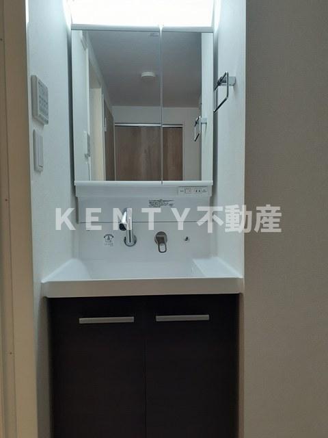 洗面設備　ゆったりとスペースのある洗面所