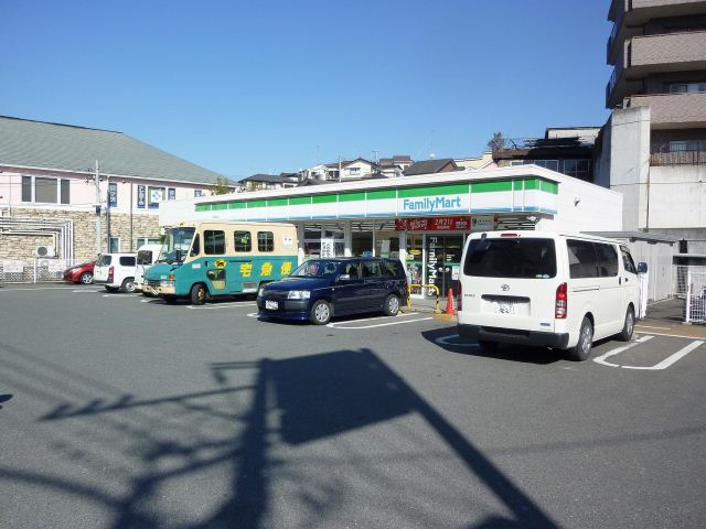 コンビニ　ファミリーマート（コンビニ）まで900m
