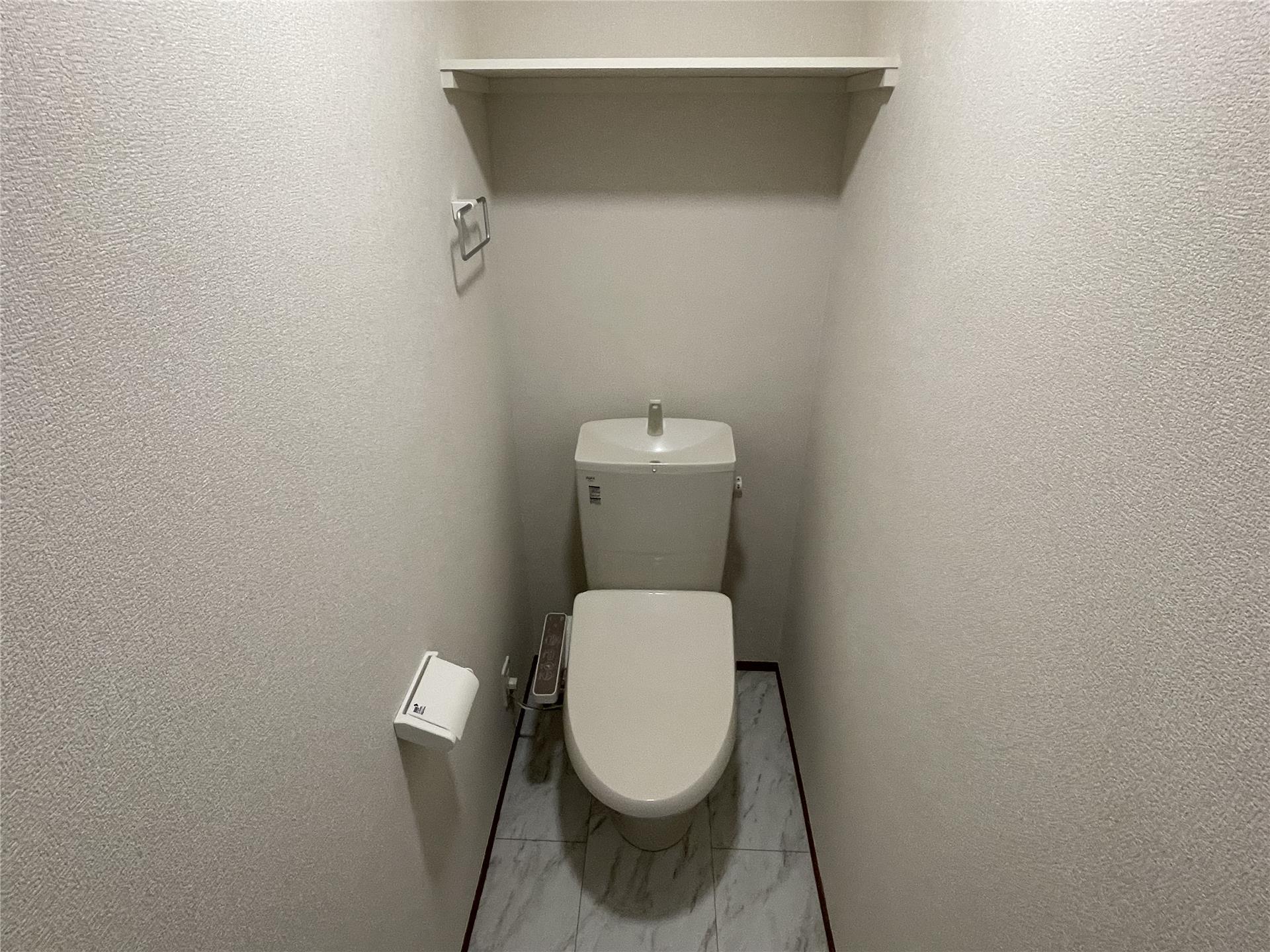 トイレ　トイレ上部のスペースは大助かり