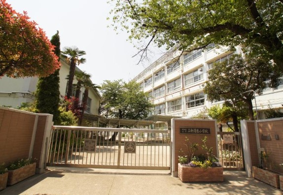 小学校　世田谷区立三軒茶屋小学校（小学校）まで250m