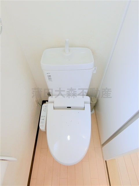 トイレ　窓と温水洗浄便座付きのトイレ