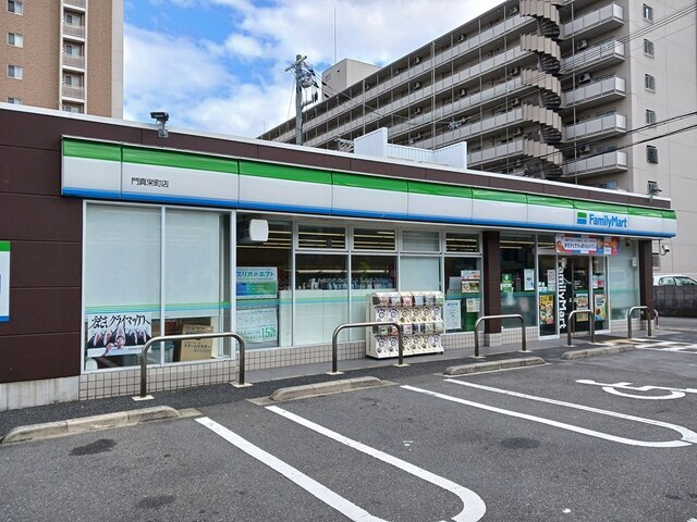 コンビニ　ファミリーマート様（コンビニ）まで500m