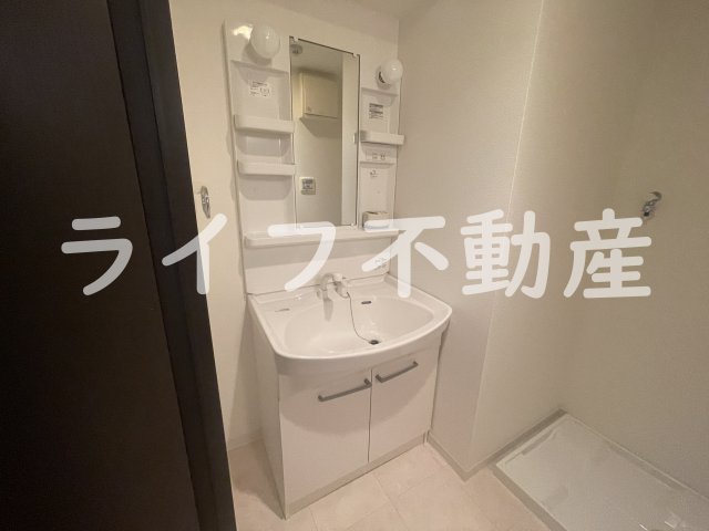 洗面設備　独立洗面化粧台が付いています