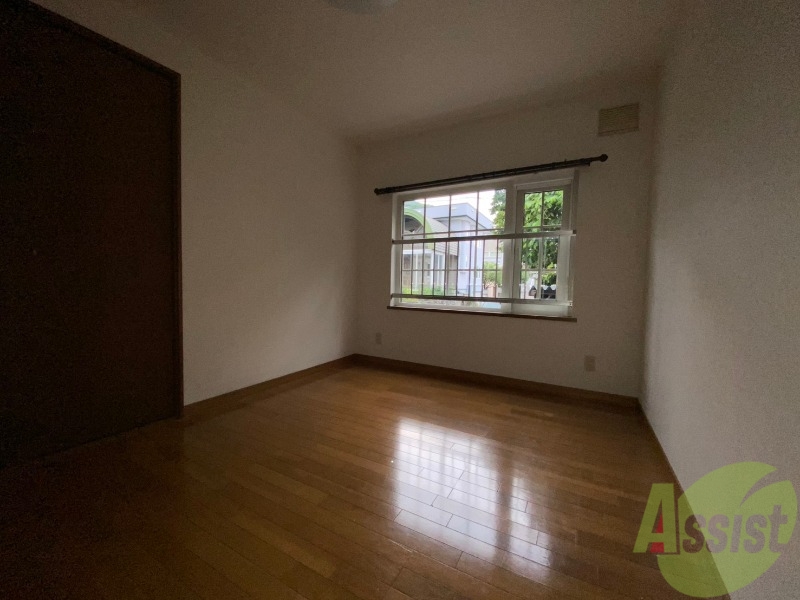 その他部屋・スペース　こちらのお部屋は光が差し込む、温かみのあるお部屋です。