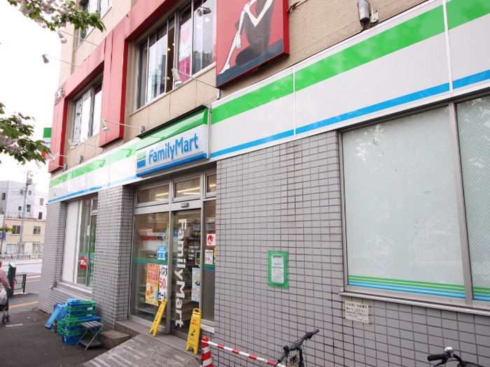 コンビニ　ファミリーマート（コンビニ）まで200m