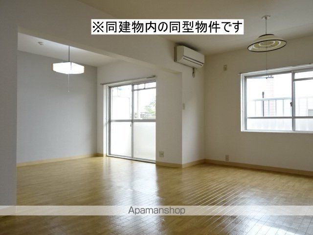 ＪＲ東海道本線 浜松駅 バス乗車時間：15分 最寄りバス停で下車 徒歩1分 3階建 築38年の居間写真