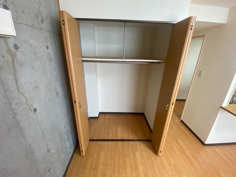 収納　クローゼットを開けてみました。奥行きがありますね。