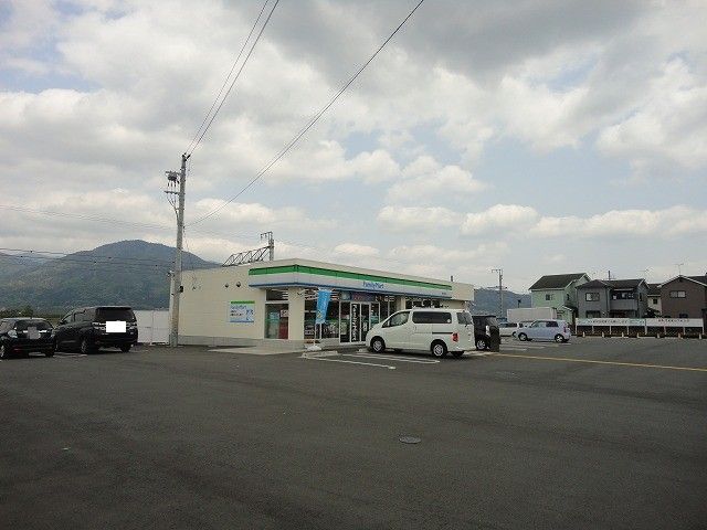 コンビニ　ファミリーマート亀岡河原町店（コンビニ）まで834m