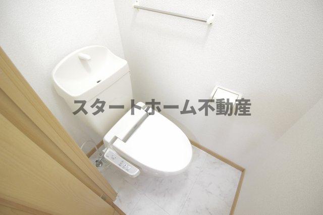 トイレ　落ち着いた色調のトイレです