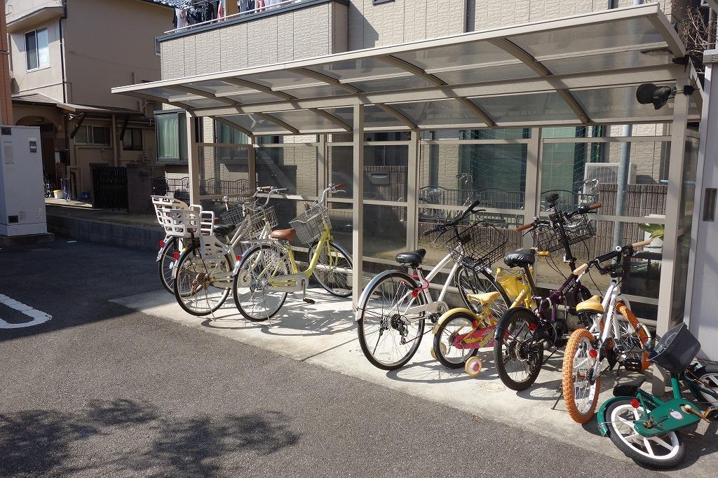 その他共有部分　雨の日も安心の屋根付き駐輪場♪