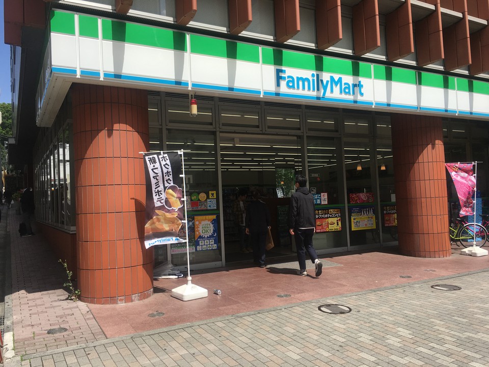 コンビニ　ファミリーマート麻布十番商店街通り店（コンビニ）まで57m