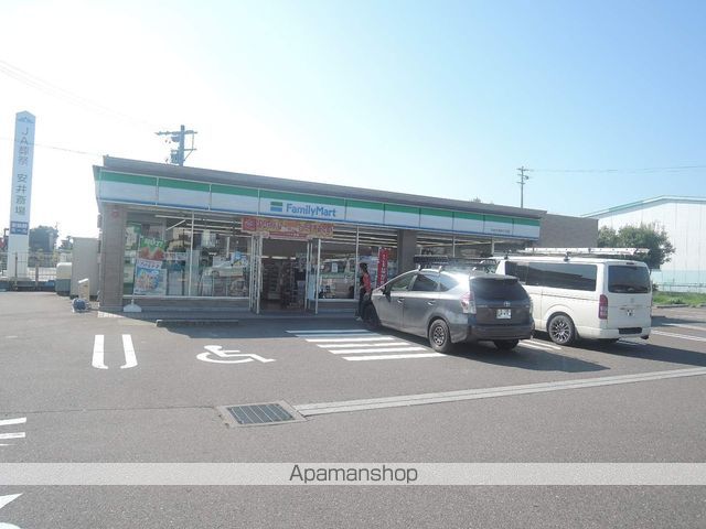 コンビニ　ファミリーマート（コンビニ）まで568m