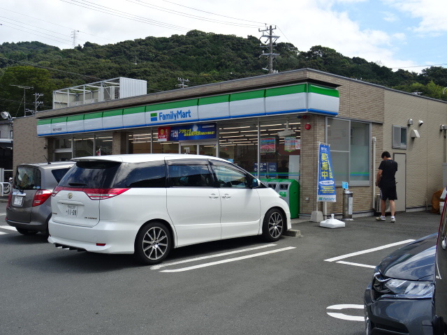 コンビニ　ファミリーマート（コンビニ）まで65m