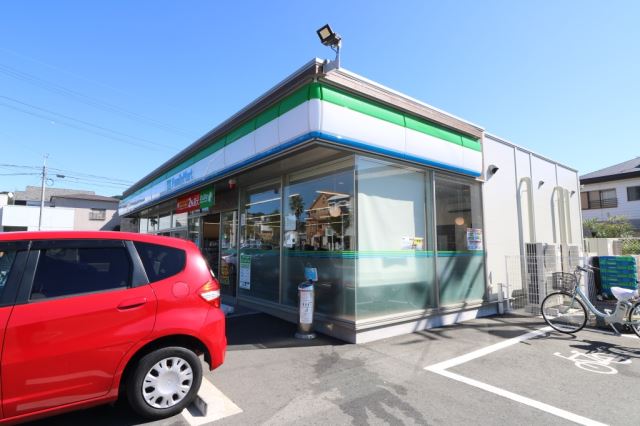 コンビニ　ファミリーマート（コンビニ）まで220m