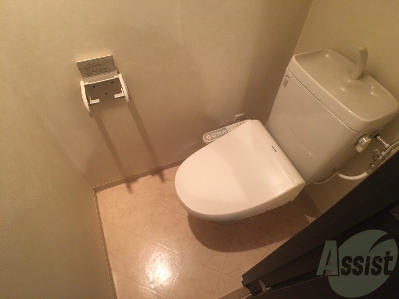 トイレ　ウォシュレット機能がついたトイレです。安心して使用できます。