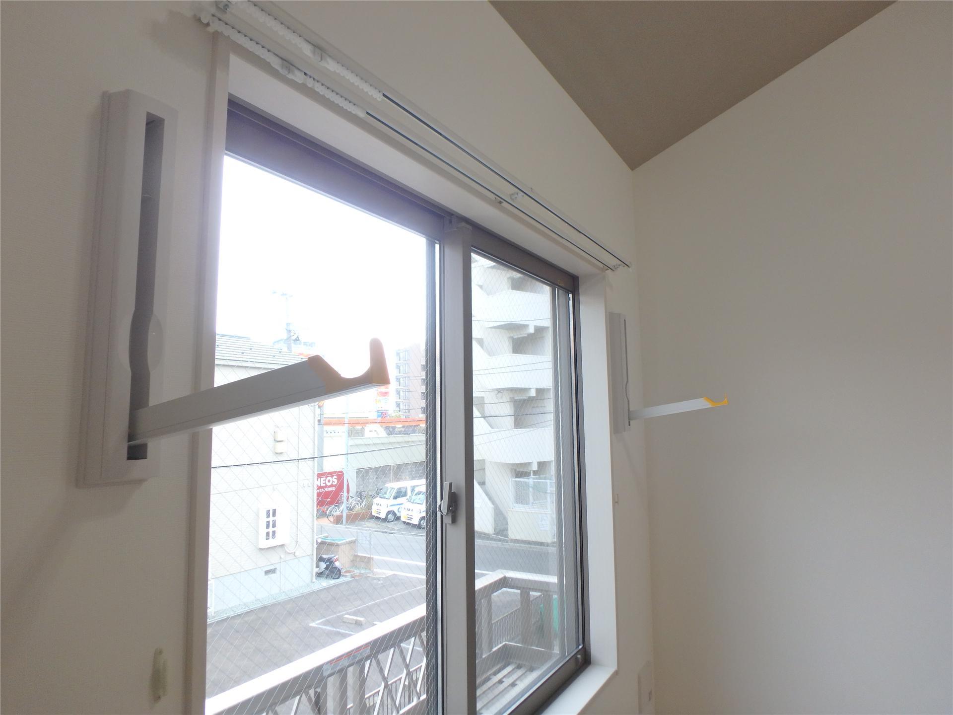バルコニー　室内物干し付きです