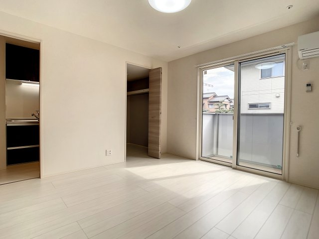居室・リビング　掲載写真は空室の別部屋を掲載しております。実際のお部屋と仕様
