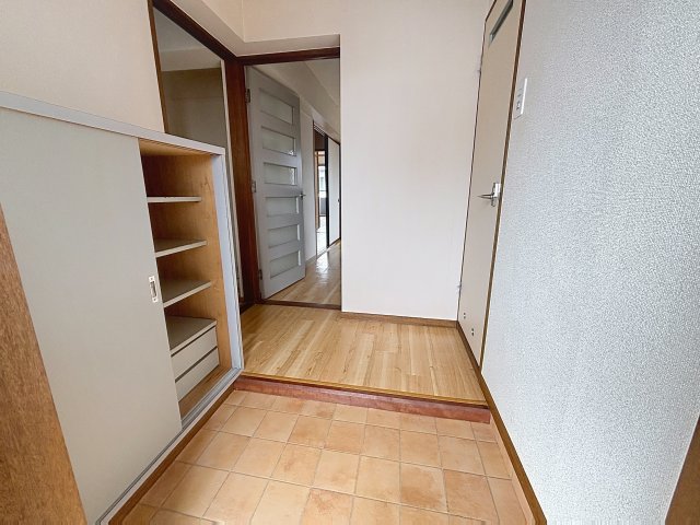 玄関　掲載写真は同型の左右反転の部屋を掲載しております。仕様等が異