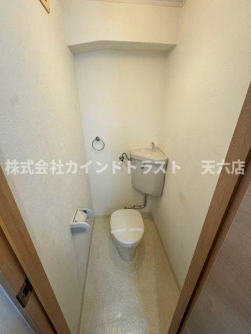 トイレ　落ち着いた色調のトイレです