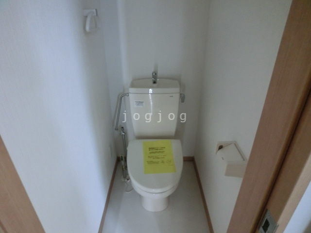 トイレ　嬉しい温水洗浄便座付きのトイレです。
