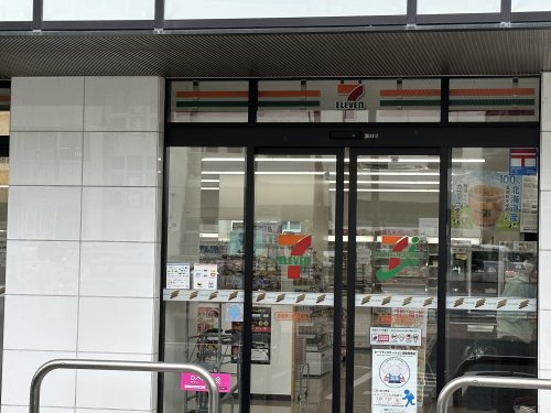 コンビニ　セブンイレブン（コンビニ）まで621m