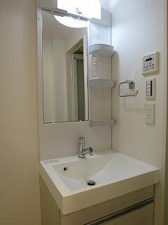 洗面設備　※同タイプの別のお部屋です。