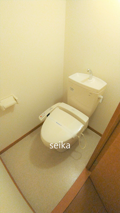 トイレ　温水洗浄便座付きです。