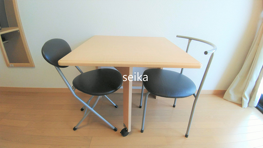 庭　椅子２脚と折りたためるテーブルが造り付けです。
