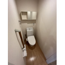 トイレ　温水洗浄便座付きのトイレです♪
