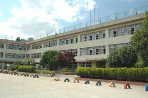 小学校　鎌ケ谷市立鎌ケ谷小学校（小学校）まで1443m