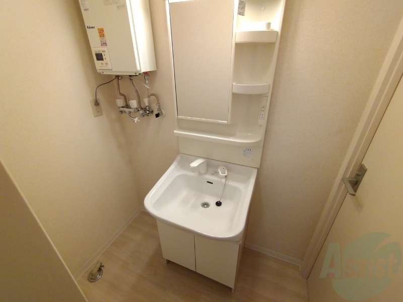 洗面設備　独立洗面台です。大きくてよいですね。シャンプーもできます。
