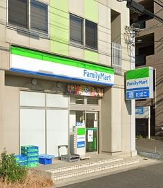 コンビニ　ファミリーマート都筑ふれあいの丘駅前店（コンビニ）まで703m