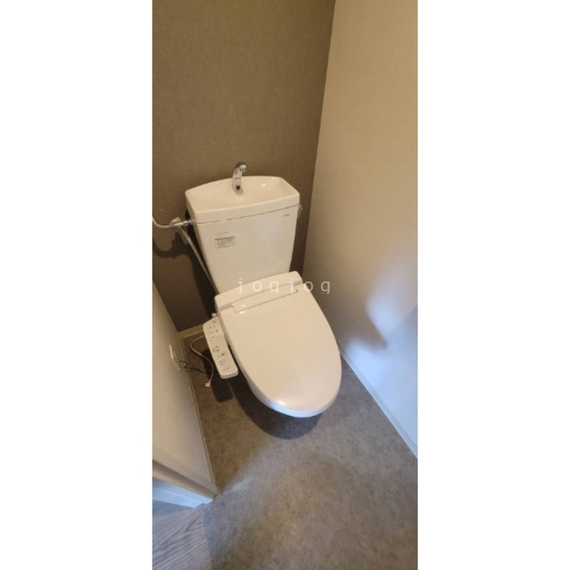 トイレ　嬉しい温水洗浄便座付きのトイレです。