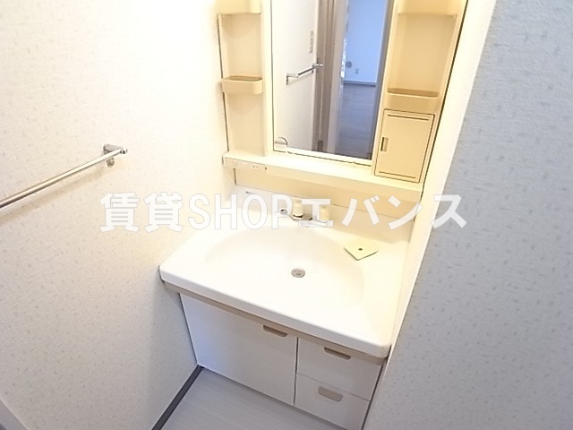 洗面設備　独立洗面化粧台が付いています