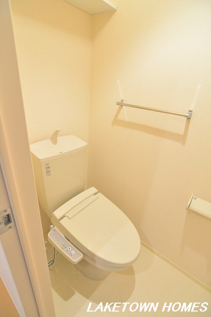 トイレ　上部に収納棚のある温水洗浄便座付のトイレです。