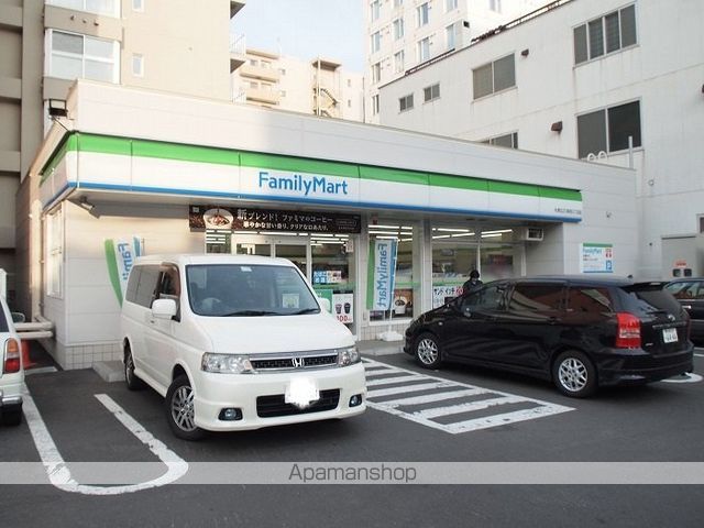 コンビニ　ファミリーマート（コンビニ）まで400m
