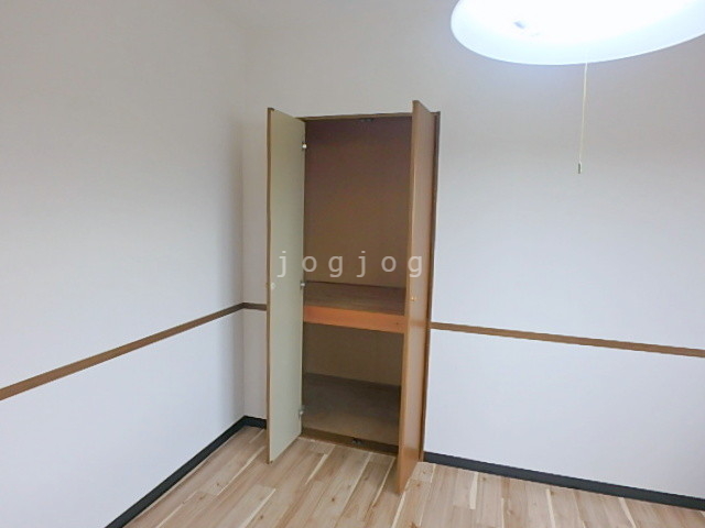 収納　棚付きです☆上段と下段に分けられます☆