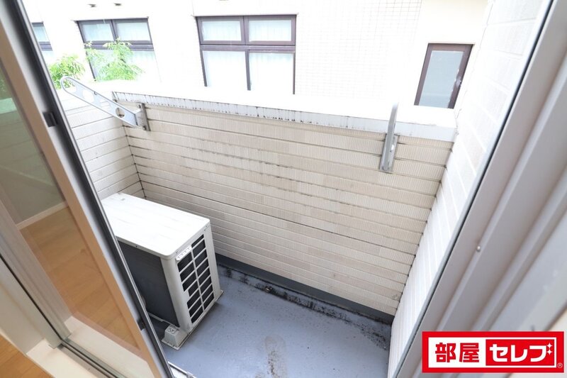 バルコニー　１１１号室は奥行きがあるベランダタイプ。