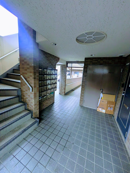 京急本線 井土ケ谷駅 バス乗車時間：13分 最寄りバス停で下車 徒歩1分 3階建 築31年の外観写真