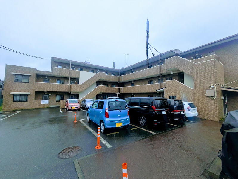 京急本線 井土ケ谷駅 バス乗車時間：13分 最寄りバス停で下車 徒歩1分 築31年