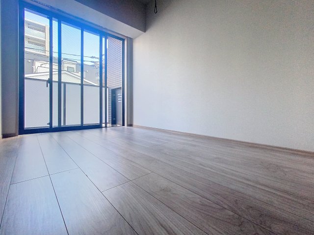 居室・リビング　落ち着いた色合いの床材を使用した居住空間です。